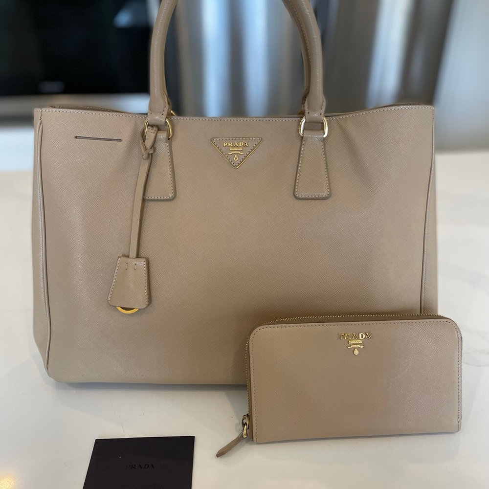 ❤️SOLD❤️Authentic PradaGalleria Saffiano large bag